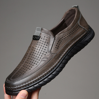 2025-ös nyári népszerű férfi szandálok valódi bőrből készült alkalmi üzleti lélegző üreges férfi cipők perforált középkorú apa cipők