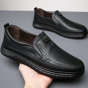 2025-ös nyári népszerű férfi szandálok valódi bőrből készült alkalmi üzleti lélegző üreges férfi cipők perforált középkorú apa cipők