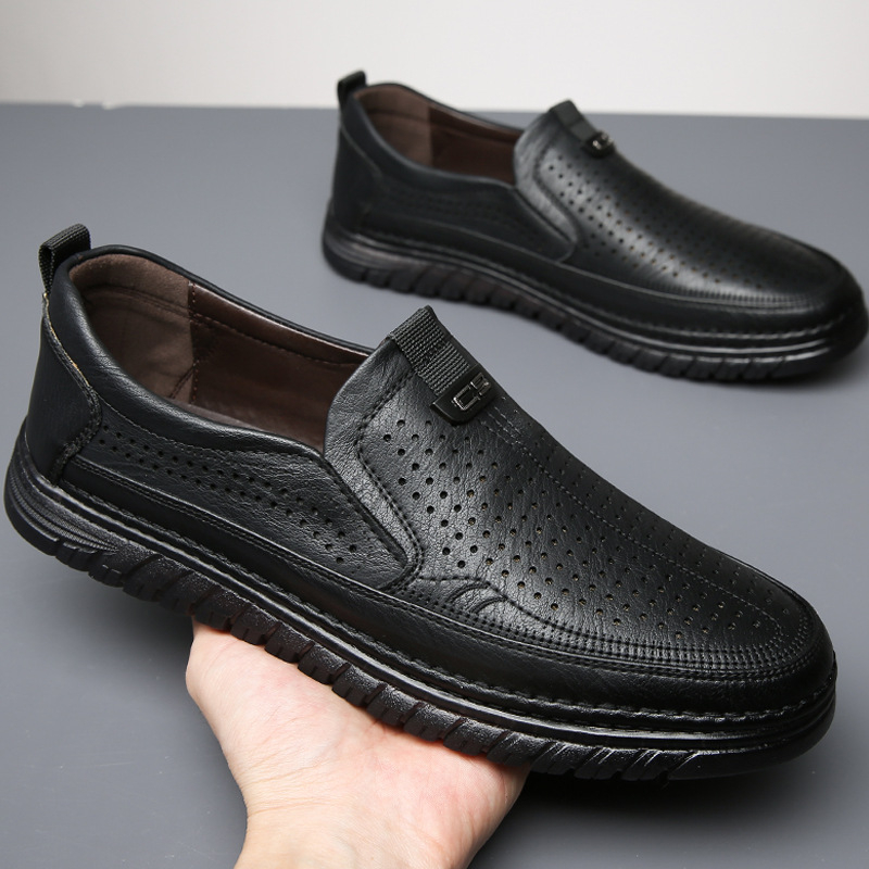 2025-ös nyári népszerű férfi szandálok valódi bőrből készült alkalmi üzleti lélegző üreges férfi cipők perforált középkorú apa cipők