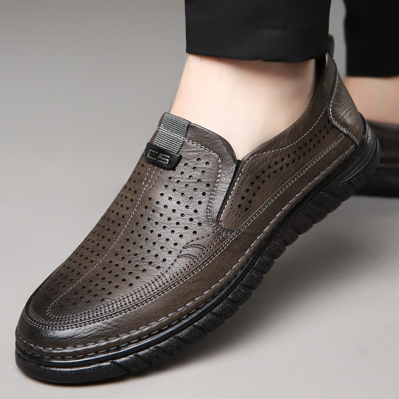 2025-ös nyári népszerű férfi szandálok valódi bőrből készült alkalmi üzleti lélegző üreges férfi cipők perforált középkorú apa cipők