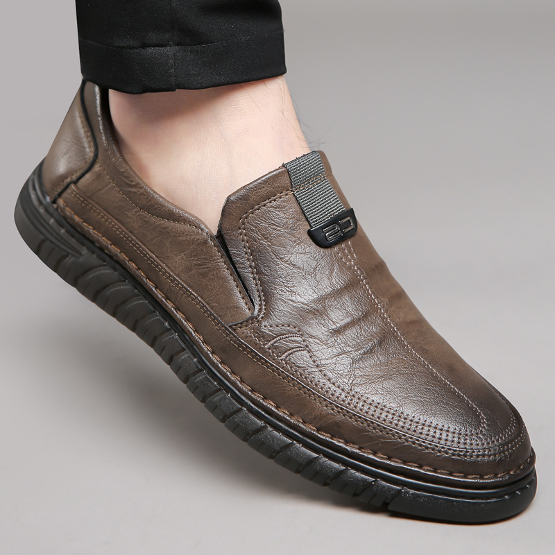 2025-ös nyári népszerű férfi szandálok valódi bőrből készült alkalmi üzleti lélegző üreges férfi cipők perforált középkorú apa cipők