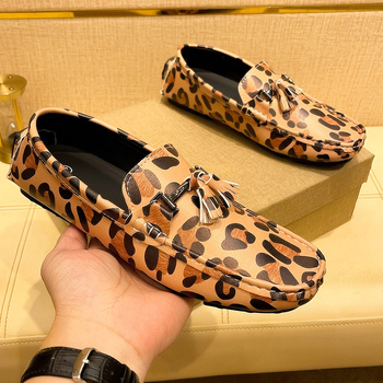 2025. gada pavasara un rudens vīriešu apavi ikdienas pārrobežu plus izmēra reljefi ikdienas moderni vīriešu mīkstas zoles uzvelkami ikdienas pupiņu formas apavi