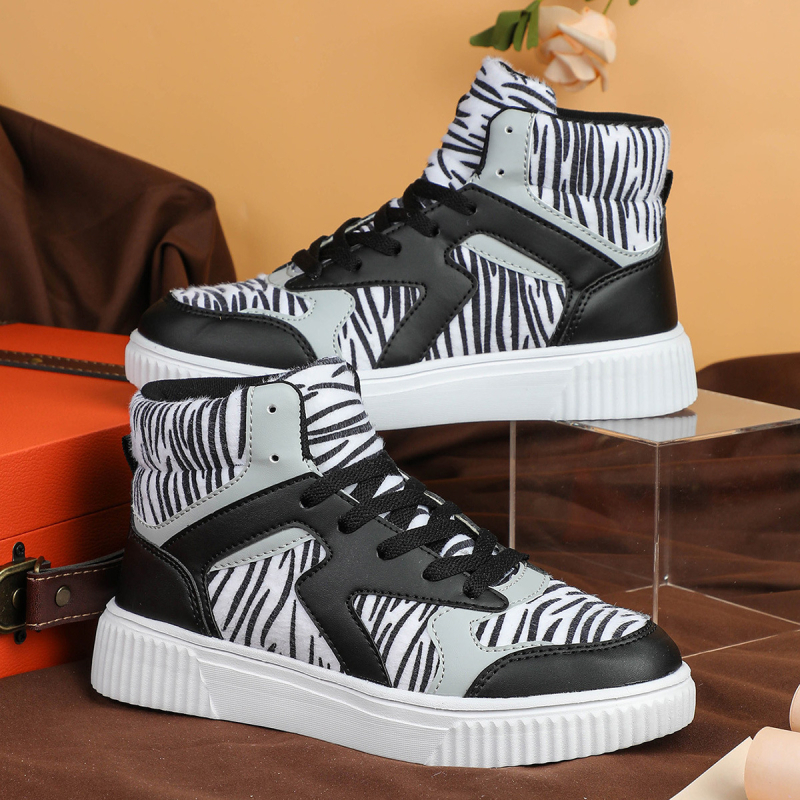 Europietiško ir amerikietiško gatvės stiliaus zebro rašto madingi vidutinio aukščio riedlenčių bateliai, lauko laisvalaikio sportbačiai, madingi visų rungtynių porų madingi bateliai