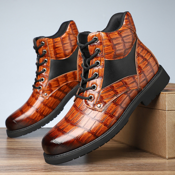 Nauji, plius dydžio vyriški retro stiliaus odiniai laisvalaikio batai, madingi, vidutinio aukščio, dryžuoti Martino aulinukai su kutais.