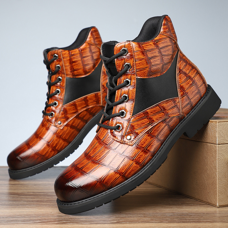 Nauji, plius dydžio vyriški retro stiliaus odiniai laisvalaikio batai, madingi, vidutinio aukščio, dryžuoti Martino aulinukai su kutais.
