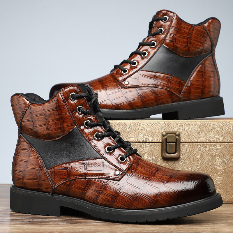 Nauji, plius dydžio vyriški retro stiliaus odiniai laisvalaikio batai, madingi, vidutinio aukščio, dryžuoti Martino aulinukai su kutais.