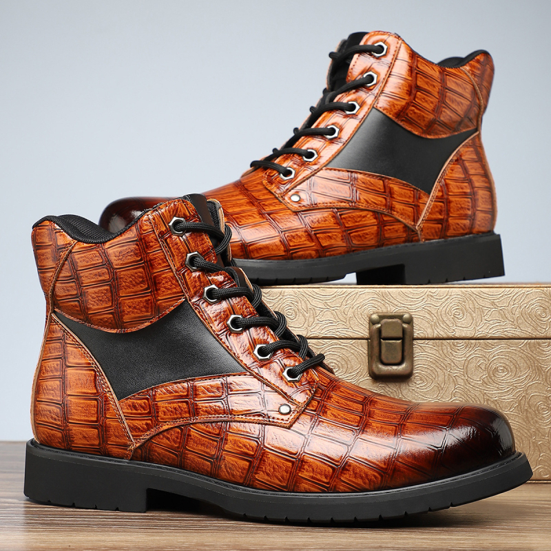 Nauji, plius dydžio vyriški retro stiliaus odiniai laisvalaikio batai, madingi, vidutinio aukščio, dryžuoti Martino aulinukai su kutais.