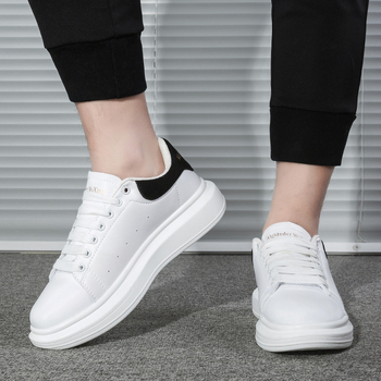 Λευκά παπούτσια McQueen για άνδρες και γυναίκες 2024, νέα παπούτσια για την άνοιξη και το φθινόπωρο, με χοντρή σόλα, αυξημένη, ελαφριά, αναπνεύσιμα αθλητικά, casual, για όλες τις ηλικίες.