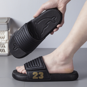 Letné plážové papuče, protišmykové, európske a americké módne pánske slávnostné papuče