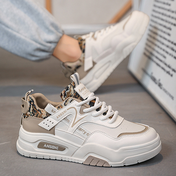 Ielas stila baltas kedas vīriešu studentiem, korejiešu versijas ādas sporta moderni apavi, 2025. gada rudens ikdienas daudzpusīgi hiphopa ielu deju apavi