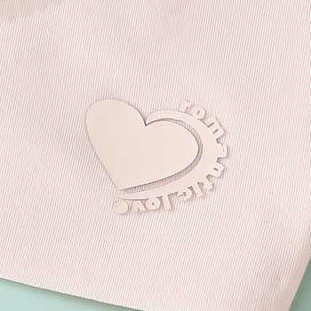 Nepaliekanti žymių „Beauty Back“ apatinio trikotažo moteriška minkšta latekso atrama, plona, „Push-up“ tipo liemenėlė, apsauganti nuo nukarimo, be rėmelio, su fiksuotu kaušeliu.