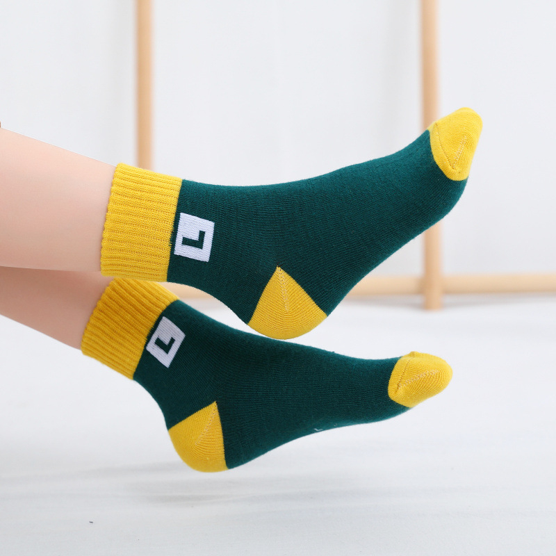 Bērnu zeķes Pavasara un rudens vidēja garuma zeķes Zēnu un meiteņu kokvilnas zeķes Korejiešu sporta zeķes jauniem skolēniem