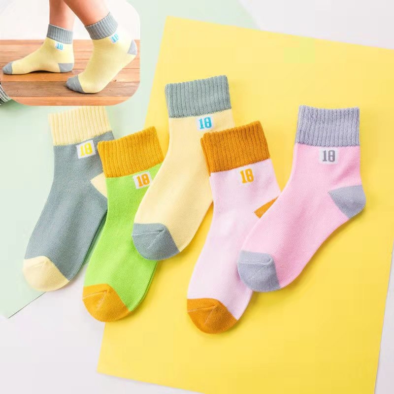 Bērnu zeķes Pavasara un rudens vidēja garuma zeķes Zēnu un meiteņu kokvilnas zeķes Korejiešu sporta zeķes jauniem skolēniem