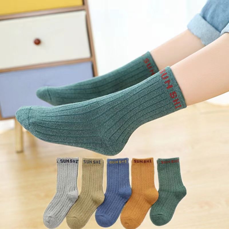 Bērnu zeķes Pavasara un rudens vidēja garuma zeķes Zēnu un meiteņu kokvilnas zeķes Korejiešu sporta zeķes jauniem skolēniem