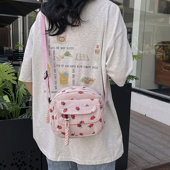 Maža, šviežia, braškių rašto, velveto rankinė per petį moterims, lengva, laisvalaikio stiliaus, maža kvadratinė rankinė mobiliajam telefonui.