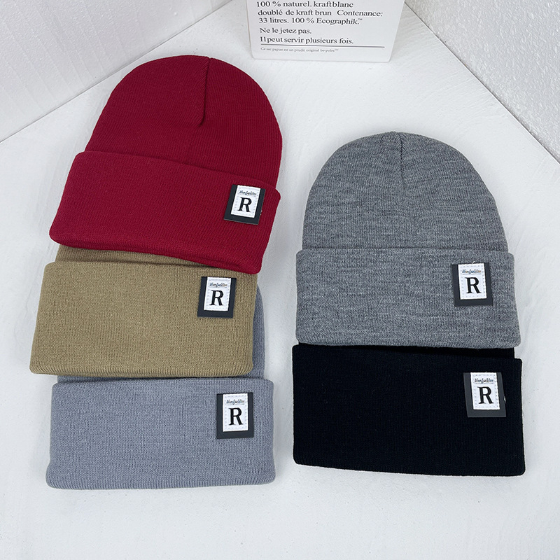 Gyerek kötött sapka őszi-téli fiú gyapjú sapka betűkkel mindenhez illő hidegálló meleg hétköznapi divatos lányka pulóver sapka