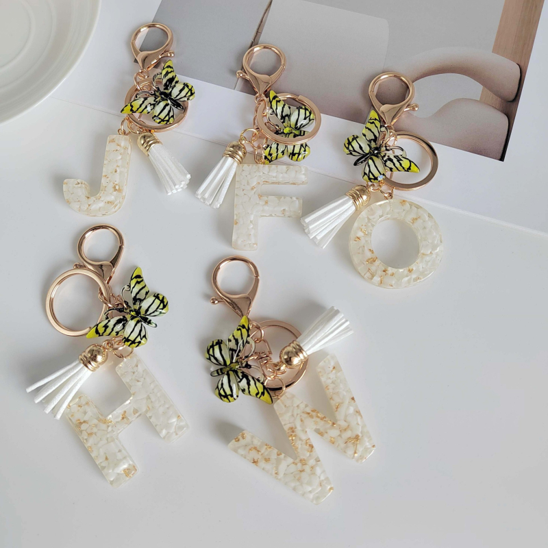 Tarpvalstybinis 26 inicialų raktų pakabukas su kutais, drugelio pakabuku, raktų pakabukas, blizgučiai, dervos raktų gamintojai, tiesūs plaukai