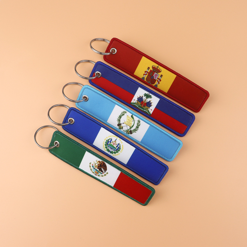 Piiriülene riigilipu võtmehoidja, kudumismärgiga võtmehoidja, kaelarihm, ülikoolilinnaku juurdepääsukontrolli büroo sertifikaat, rippuvad kaunistused, kudumisriidest võtmehoidja