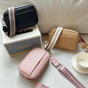 Γυναικεία τσάντα διασυνοριακού εξωτερικού εμπορίου 2024 φθινόπωρο και χειμώνα νέα μικρή τετράγωνη τσάντα xiangfeng με φαρδύ λουράκι ώμου, διαγώνια τσάντα ώμου χονδρικής