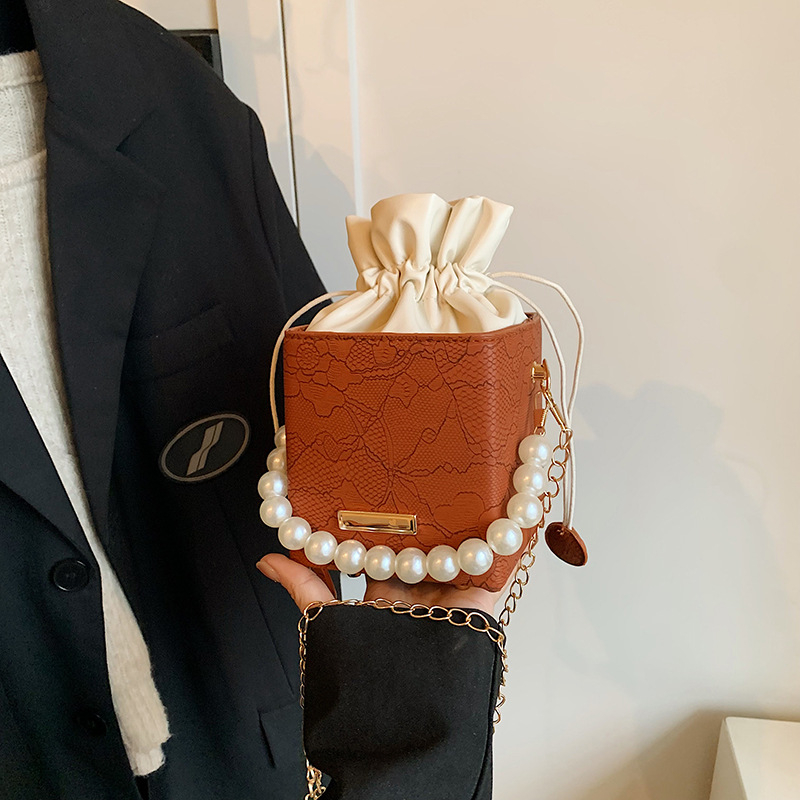 Aukštos klasės mažas krepšys moterims 2024 m. naujo stiliaus raišteliu užsegamas kibiro krepšys moterims laisvalaikio grandinėlės formos krepšys su karoliukais per petį