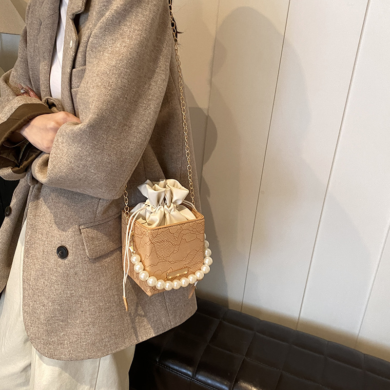 Aukštos klasės mažas krepšys moterims 2024 m. naujo stiliaus raišteliu užsegamas kibiro krepšys moterims laisvalaikio grandinėlės formos krepšys su karoliukais per petį