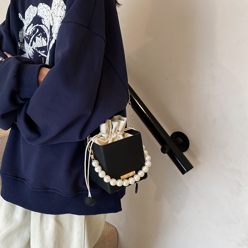 Aukštos klasės mažas krepšys moterims 2024 m. naujo stiliaus raišteliu užsegamas kibiro krepšys moterims laisvalaikio grandinėlės formos krepšys su karoliukais per petį