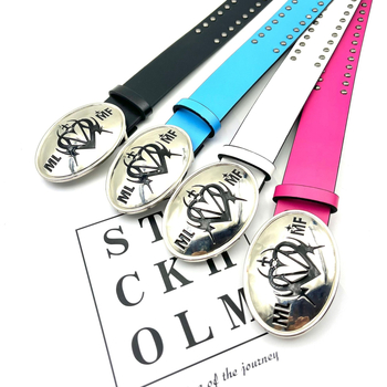 Kalju temperament, kõikidele sobiv, silmi imev valge lat, eriti suur LOGO pandlaga, püstolivärvi neetidega vöö, vöö isiksus, kõikidele sobiv, trendikas bränd