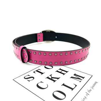 Kalju temperament, kõikidele sobiv, silmi imev valge lat, eriti suur LOGO pandlaga, püstolivärvi neetidega vöö, vöö isiksus, kõikidele sobiv, trendikas bränd