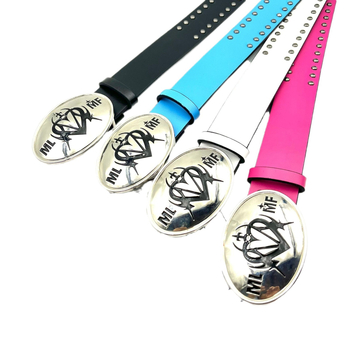 Kalju temperament, kõikidele sobiv, silmi imev valge lat, eriti suur LOGO pandlaga, püstolivärvi neetidega vöö, vöö isiksus, kõikidele sobiv, trendikas bränd