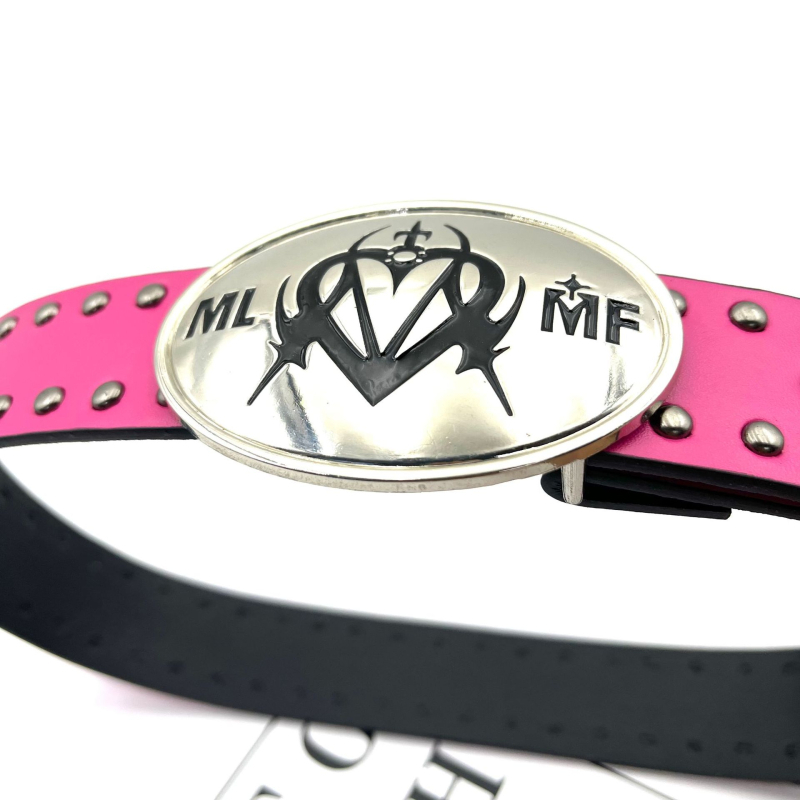 Kalju temperament, kõikidele sobiv, silmi imev valge lat, eriti suur LOGO pandlaga, püstolivärvi neetidega vöö, vöö isiksus, kõikidele sobiv, trendikas bränd