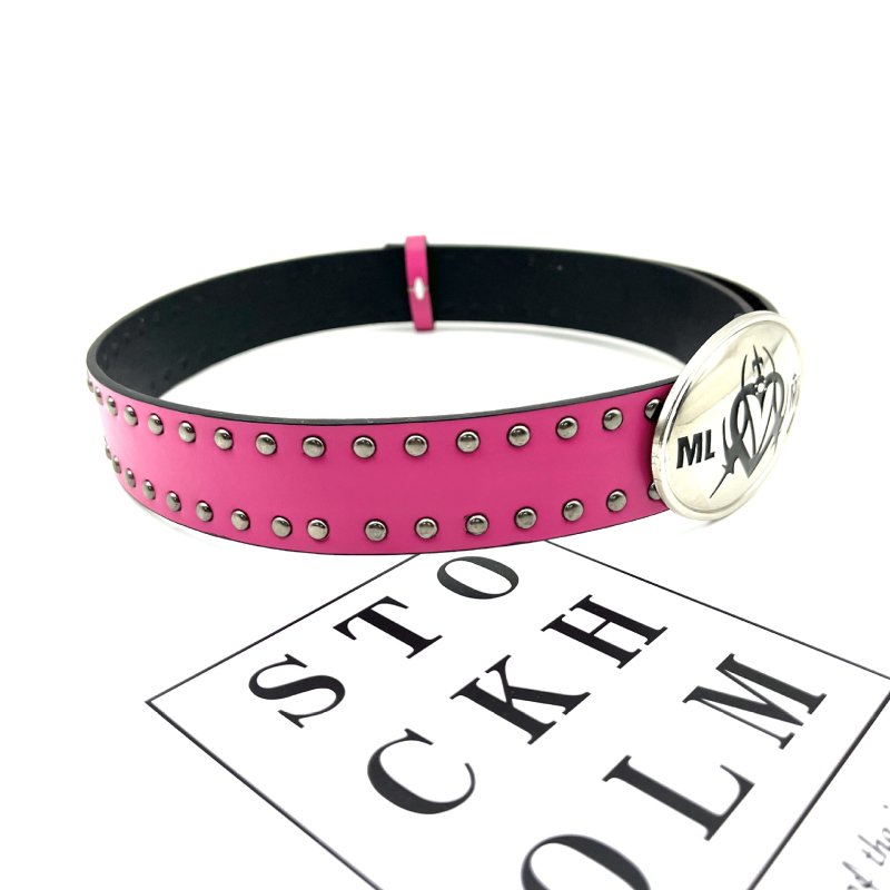 Kalju temperament, kõikidele sobiv, silmi imev valge lat, eriti suur LOGO pandlaga, püstolivärvi neetidega vöö, vöö isiksus, kõikidele sobiv, trendikas bränd