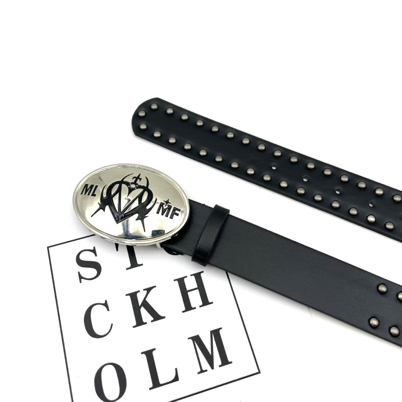 Kalju temperament, kõikidele sobiv, silmi imev valge lat, eriti suur LOGO pandlaga, püstolivärvi neetidega vöö, vöö isiksus, kõikidele sobiv, trendikas bränd