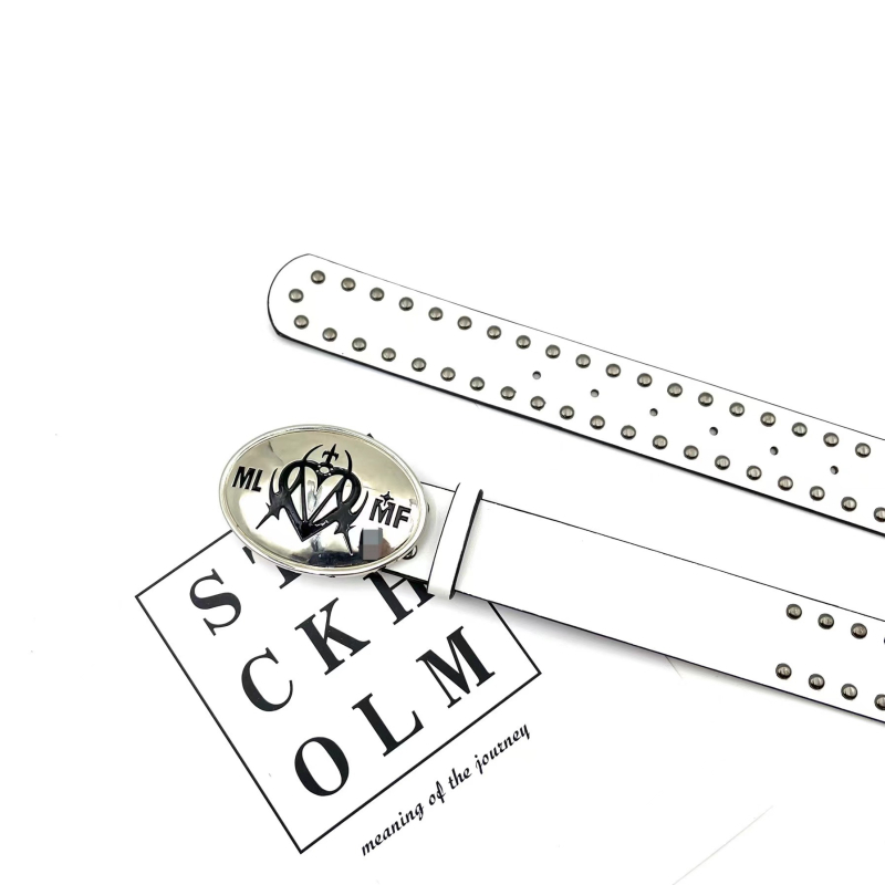 Kalju temperament, kõikidele sobiv, silmi imev valge lat, eriti suur LOGO pandlaga, püstolivärvi neetidega vöö, vöö isiksus, kõikidele sobiv, trendikas bränd