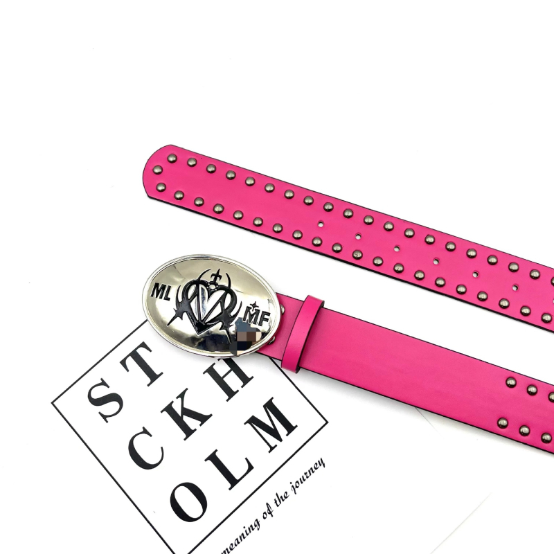 Kalju temperament, kõikidele sobiv, silmi imev valge lat, eriti suur LOGO pandlaga, püstolivärvi neetidega vöö, vöö isiksus, kõikidele sobiv, trendikas bränd