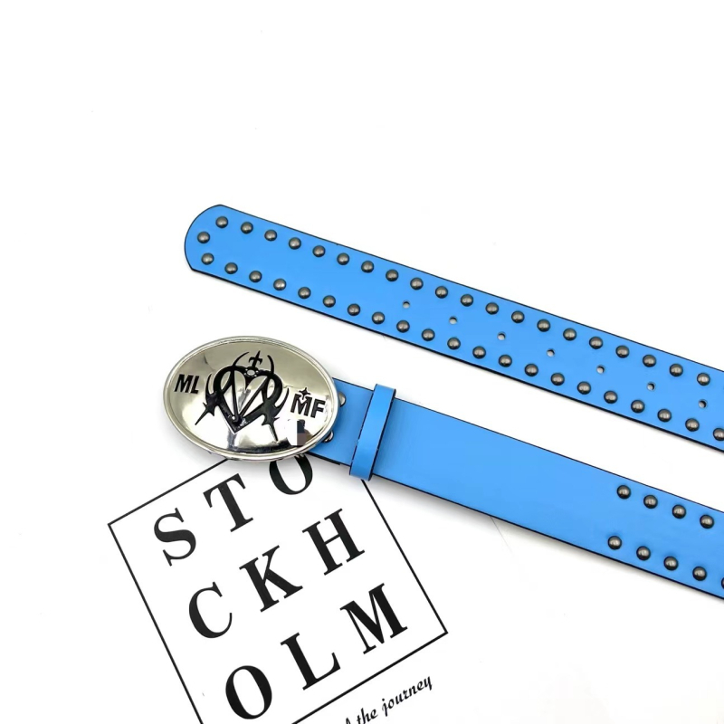 Kalju temperament, kõikidele sobiv, silmi imev valge lat, eriti suur LOGO pandlaga, püstolivärvi neetidega vöö, vöö isiksus, kõikidele sobiv, trendikas bränd