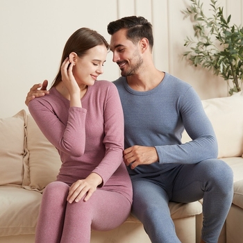 Tiesiogiai iš gamyklos pasiūti rudens ir žiemos poroms skirti vilnoniai šilko šilti kostiumai moterims, pagaminti iš kašmyro pagrindo, šilti rudens kelnės.