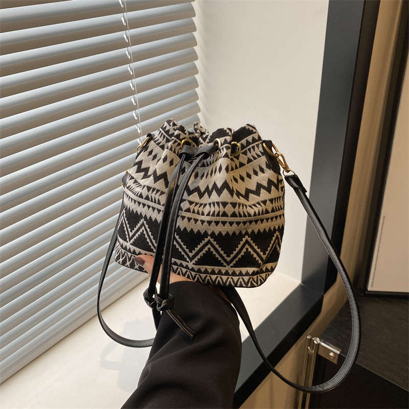 Vrhunska nova kineska modna torba u etničkom stilu, ženska, nova modna torba preko ramena za ljeto 2025.