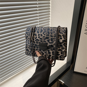 Zapadnjački stil, osobnost, leopard print, europski i američki retro, prekrasna nova elegantna moderna torba za žene s lancem ispod pazuha, mala četvrtasta torba za žene iz 2025.