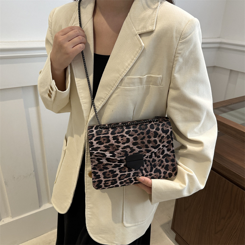Zapadnjački stil, osobnost, leopard print, europski i američki retro, prekrasna nova elegantna moderna torba za žene s lancem ispod pazuha, mala četvrtasta torba za žene iz 2025.