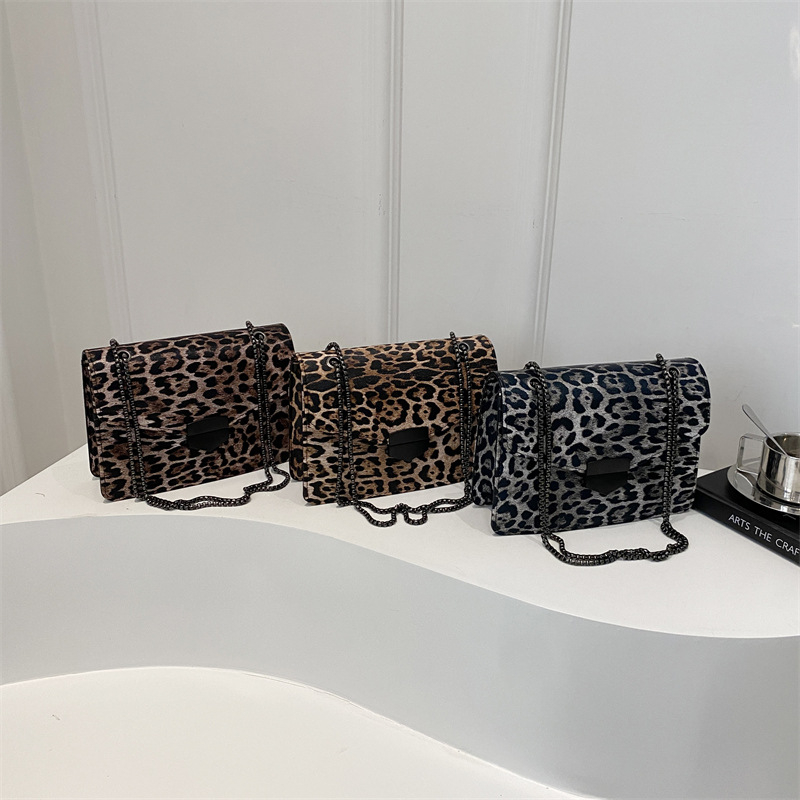 Zapadnjački stil, osobnost, leopard print, europski i američki retro, prekrasna nova elegantna moderna torba za žene s lancem ispod pazuha, mala četvrtasta torba za žene iz 2025.