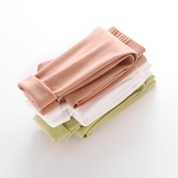 Laste termoretuusid kevadeks ja sügiseks, poiste ja tüdrukute pikad püksid, venivad ühevärvilised kitsa lõikega üleriided, mis sobivad õues kandmiseks