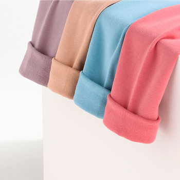 Laste termoretuusid kevadeks ja sügiseks, poiste ja tüdrukute pikad püksid, venivad ühevärvilised kitsa lõikega üleriided, mis sobivad õues kandmiseks