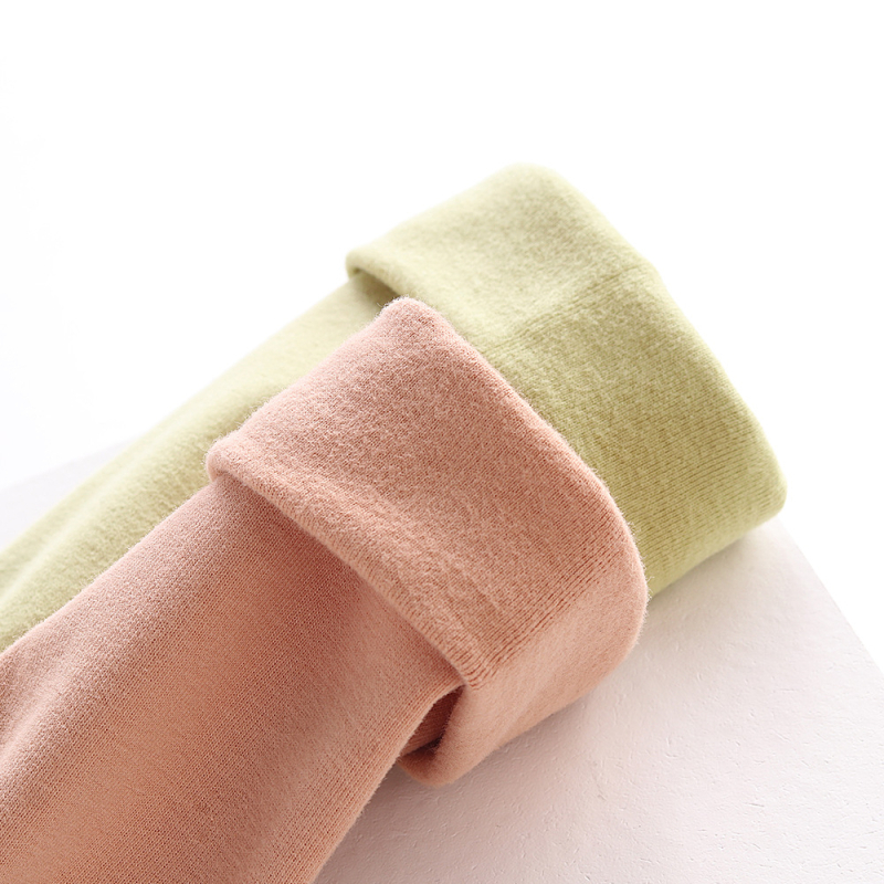 Laste termoretuusid kevadeks ja sügiseks, poiste ja tüdrukute pikad püksid, venivad ühevärvilised kitsa lõikega üleriided, mis sobivad õues kandmiseks