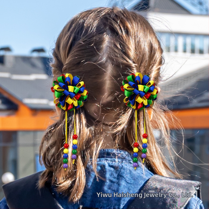 Dievčatá s roztomilou kučeravou loptičkou a strapcom do vlasov, farebná bublina, kvetinová rebrovaná sponka do vlasov s kvetinovou sponou do vlasov