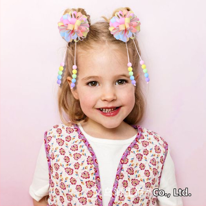 Dievčatá s roztomilou kučeravou loptičkou a strapcom do vlasov, farebná bublina, kvetinová rebrovaná sponka do vlasov s kvetinovou sponou do vlasov