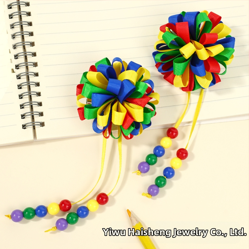 Dievčatá s roztomilou kučeravou loptičkou a strapcom do vlasov, farebná bublina, kvetinová rebrovaná sponka do vlasov s kvetinovou sponou do vlasov