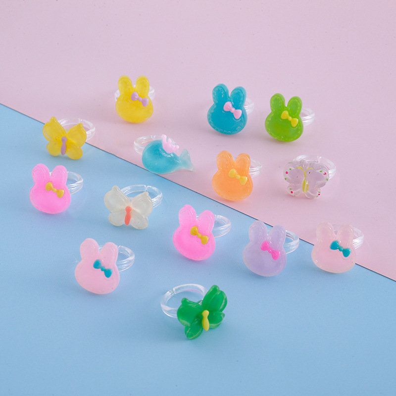 50 vnt. vaikiškų plastikinių žiedų, moteriškų princesių, mielų gėlių, žaislinių žiedų, reguliuojamų žiedų, didmeninė prekyba