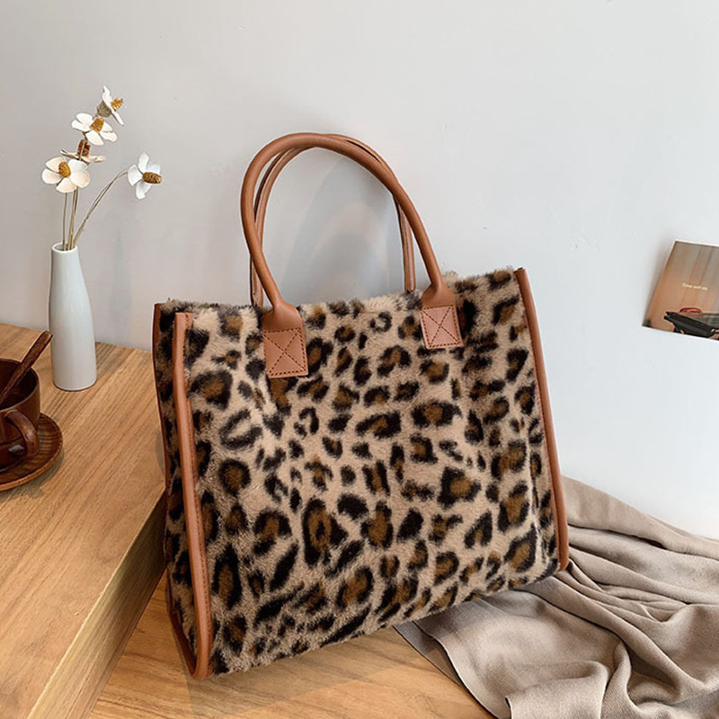 Mao Mao torba za žene velikog kapaciteta 2024. Nova moderna jesensko-zimska univerzalna moderna plišana torba preko ramena za studente