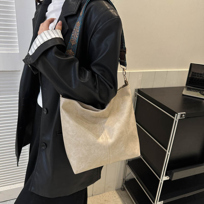Veliki kapacitet, mekana površina, ležerna, zima 2023., nova modna, trendi, temperamentna, široka naramenica ispod pazuha, ženska torba preko tijela, kanta