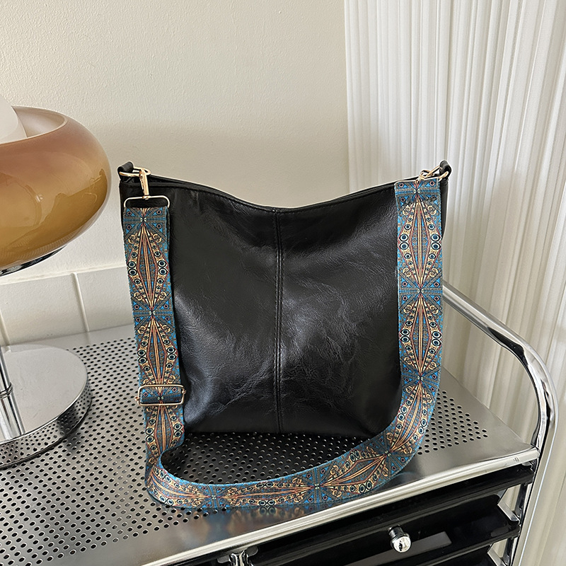 Veliki kapacitet, mekana površina, ležerna, zima 2023., nova modna, trendi, temperamentna, široka naramenica ispod pazuha, ženska torba preko tijela, kanta